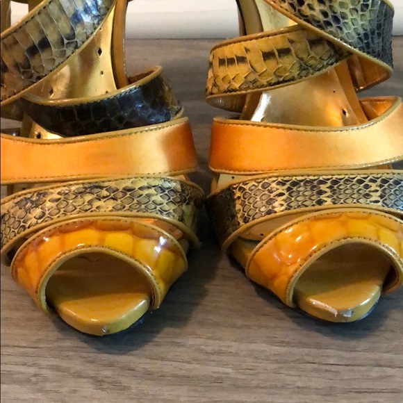 Yellow satin and snakeskin pumps - Picture 5 of 5